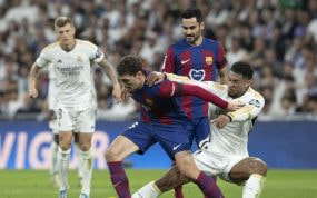 Andreas Christensen y Jude Bellingham pugnan por un balón en el último Clásico de LaLiga.