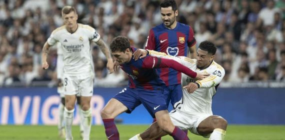 Andreas Christensen y Jude Bellingham pugnan por un balón en el último Clásico de LaLiga.