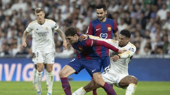Andreas Christensen y Jude Bellingham pugnan por un balón en el último Clásico de LaLiga.
