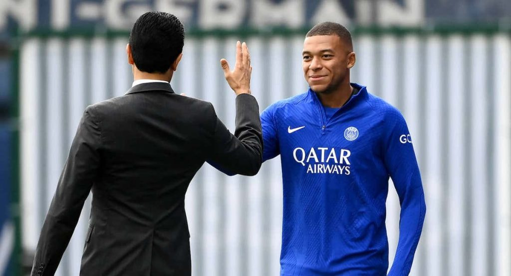 Al-Khelaifi saluda a Mbappé durante un entrenamiento del PSG.