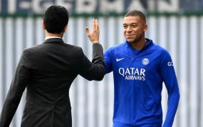 Al-Khelaifi saluda a Mbappé durante un entrenamiento del PSG.