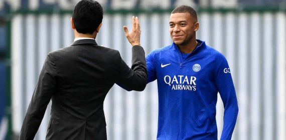 Al-Khelaifi saluda a Mbappé durante un entrenamiento del PSG.