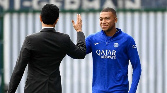 Al-Khelaifi saluda a Mbappé durante un entrenamiento del PSG.