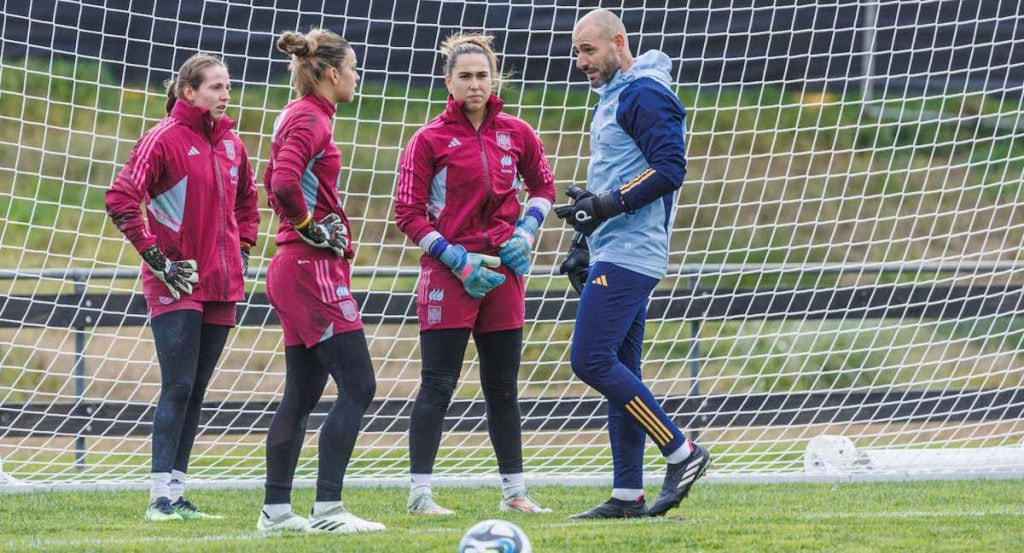 Enith Salón, Cata Coll y Misa Rodríguez con Carlos Sánchez durante un entrenamiento en Nueva Zelanda.