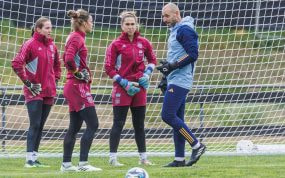 Enith Salón, Cata Coll y Misa Rodríguez con Carlos Sánchez durante un entrenamiento en Nueva Zelanda.