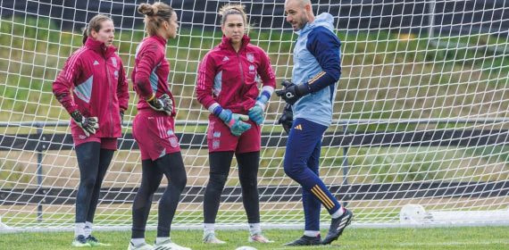 Enith Salón, Cata Coll y Misa Rodríguez con Carlos Sánchez durante un entrenamiento en Nueva Zelanda.