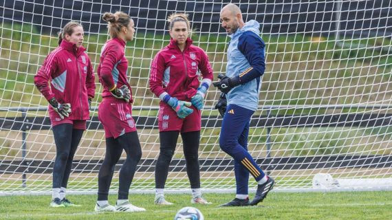 Enith Salón, Cata Coll y Misa Rodríguez con Carlos Sánchez durante un entrenamiento en Nueva Zelanda.