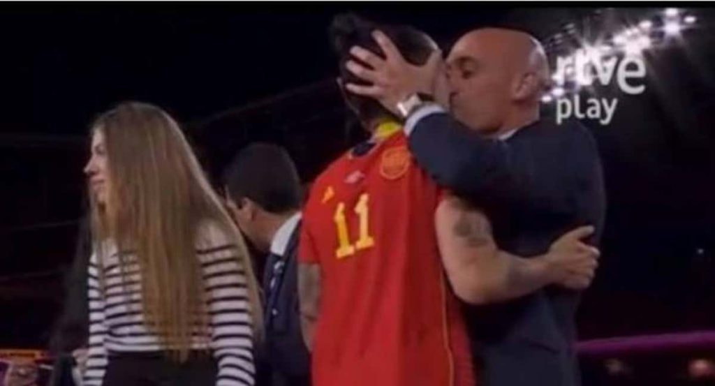 Luis Rubiales besando a Jenni Hermoso durante la ceremonia de entrega del trofeo de la Copa del Mundo.