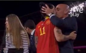 Luis Rubiales besando a Jenni Hermoso durante la ceremonia de entrega del trofeo de la Copa del Mundo.