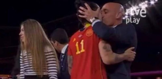 Luis Rubiales besando a Jenni Hermoso durante la ceremonia de entrega del trofeo de la Copa del Mundo.