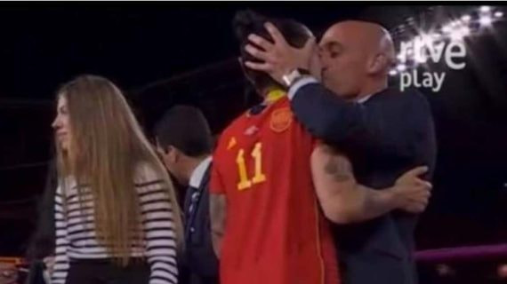 Luis Rubiales besando a Jenni Hermoso durante la ceremonia de entrega del trofeo de la Copa del Mundo.