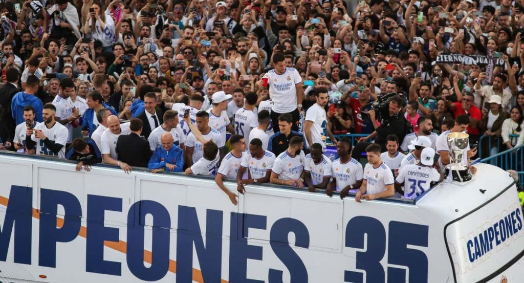 El Real Madrid celebra uno de los últimos títulos ligueros.