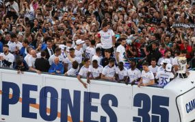 El Real Madrid celebra uno de los últimos títulos ligueros.