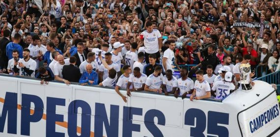 El Real Madrid celebra uno de los últimos títulos ligueros.