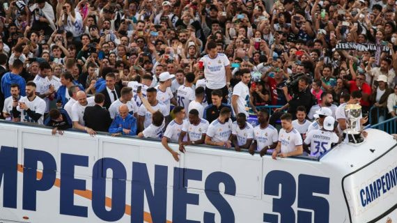 El Real Madrid celebra uno de los últimos títulos ligueros.