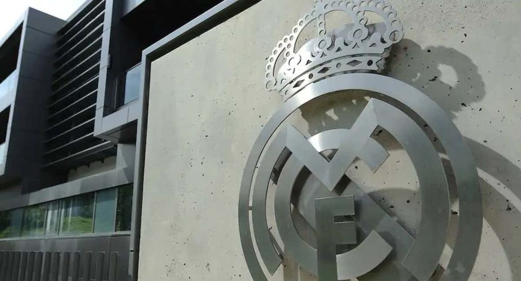 El escudo del Real Madrid en la fachada de su ciudad deportiva