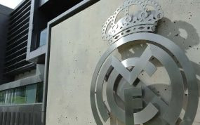 El escudo del Real Madrid en la fachada de su ciudad deportiva