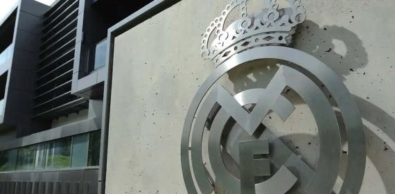 El escudo del Real Madrid en la fachada de su ciudad deportiva
