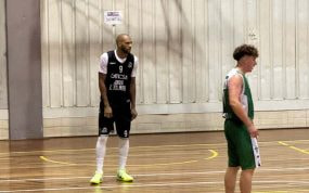 Ettiene Capoué, en su primer partido federado con el Giticsa Jovens L'Eliana.