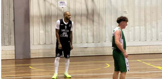Ettiene Capoué, en su primer partido federado con el Giticsa Jovens L'Eliana.