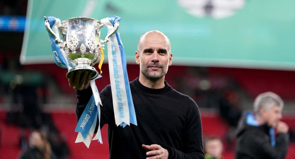 Guardiola con la Carabao Cup.