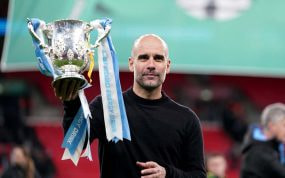 Guardiola con la Carabao Cup.