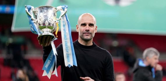 Guardiola con la Carabao Cup.