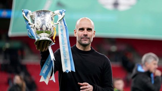 Guardiola con la Carabao Cup.