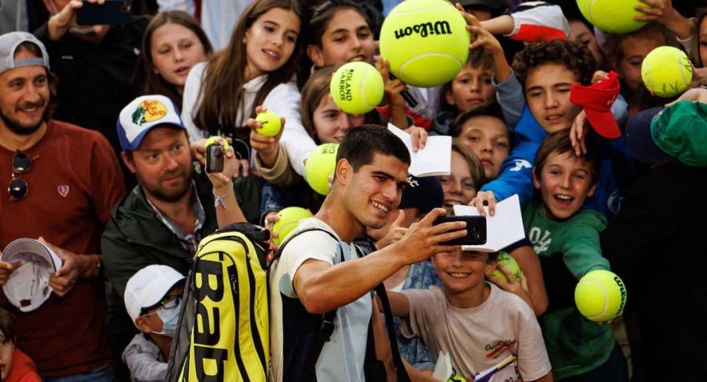 Carlos Alcaraz se saca un selfie con aficionados durante Roland Garros.