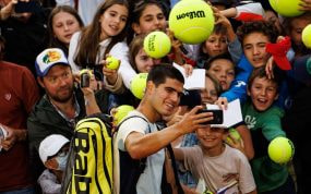 Carlos Alcaraz se saca un selfie con aficionados durante Roland Garros.
