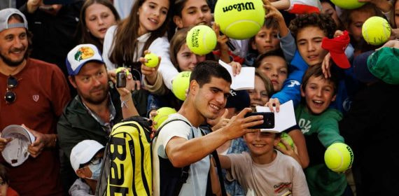 Carlos Alcaraz se saca un selfie con aficionados durante Roland Garros.