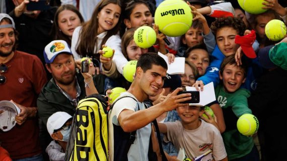 Carlos Alcaraz se saca un selfie con aficionados durante Roland Garros.