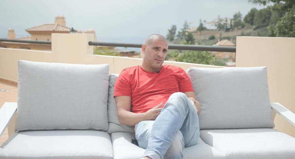 Carlos Aranda, en su casa de Málaga, en un momento de la entrevista con Relevo.