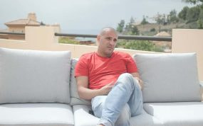 Carlos Aranda, en su casa de Málaga, en un momento de la entrevista con Relevo.
