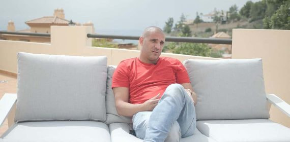 Carlos Aranda, en su casa de Málaga, en un momento de la entrevista con Relevo.