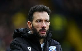 Carlos Corberán, en un partido en Inglaterra.