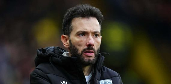 Carlos Corberán, en un partido en Inglaterra.