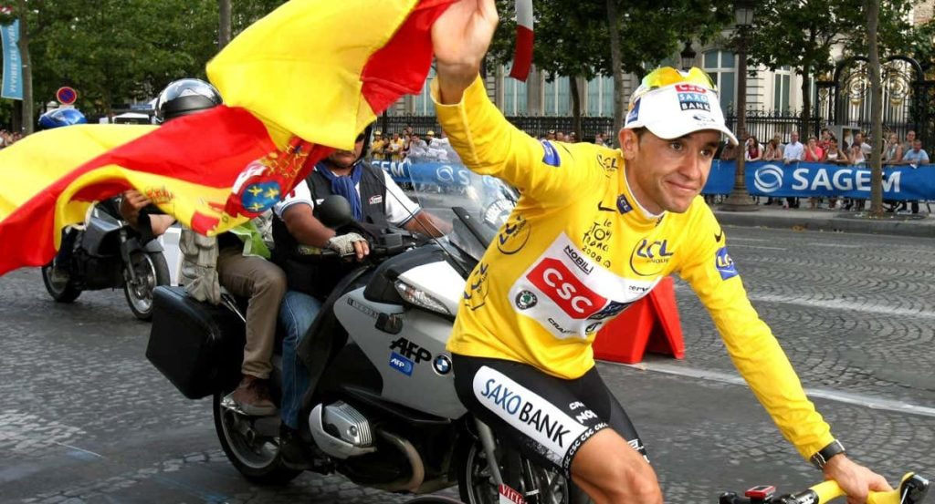 Carlos Sastre celebra el triunfo en el Tour de 2008 por los Campos Elíseos de París.