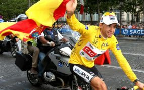 Carlos Sastre celebra el triunfo en el Tour de 2008 por los Campos Elíseos de París.