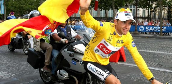 Carlos Sastre celebra el triunfo en el Tour de 2008 por los Campos Elíseos de París.
