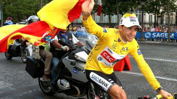 Carlos Sastre celebra el triunfo en el Tour de 2008 por los Campos Elíseos de París.