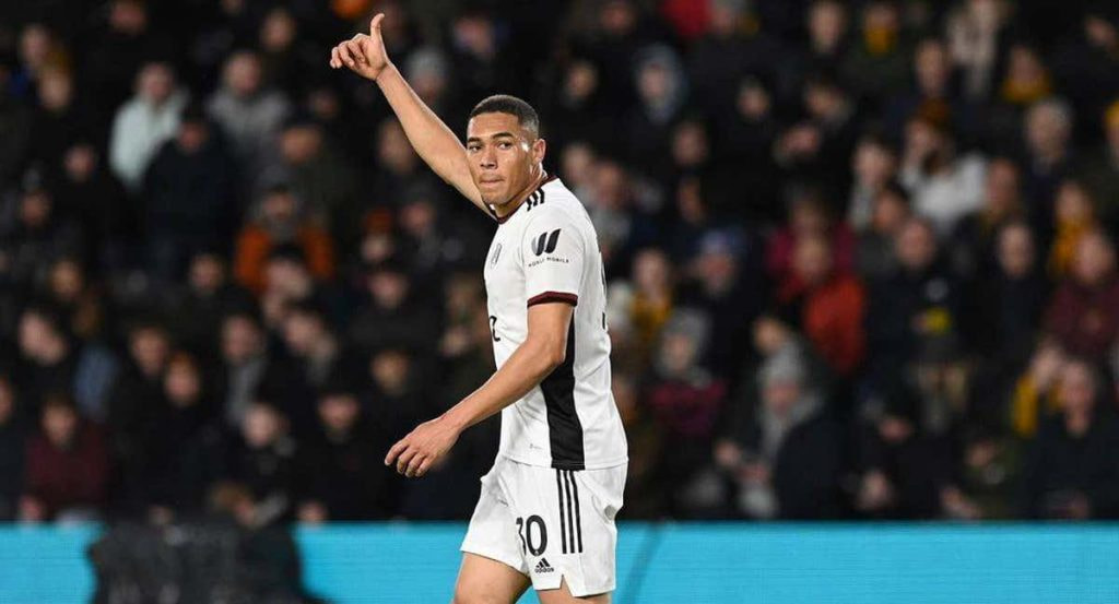 Carlos Vinicius durante un partido del Fulham.