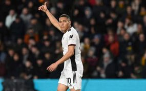 Carlos Vinicius durante un partido del Fulham.