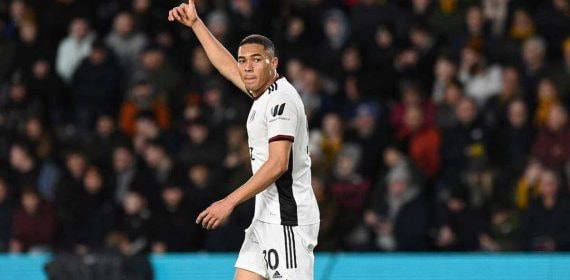 Carlos Vinicius durante un partido del Fulham.