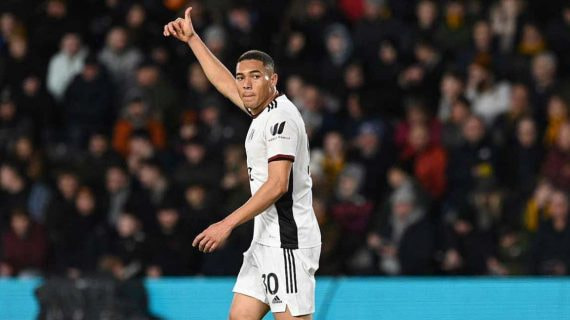 Carlos Vinicius durante un partido del Fulham.