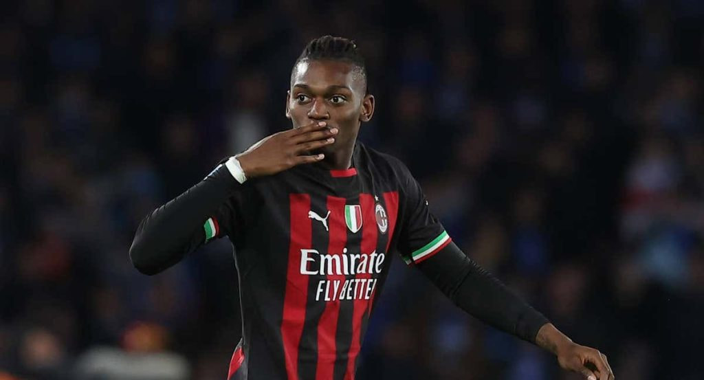 Rafael Leao celebra uno de sus goles ante el Nápoles.