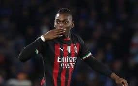 Rafael Leao celebra uno de sus goles ante el Nápoles.