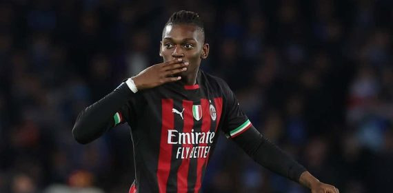 Rafael Leao celebra uno de sus goles ante el Nápoles.