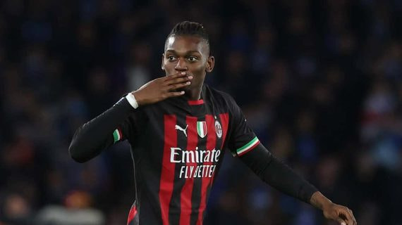 Rafael Leao celebra uno de sus goles ante el Nápoles.