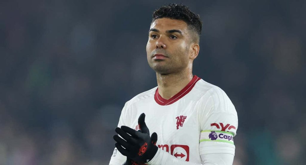 Casemiro, portando el brazalete de capitán del United.